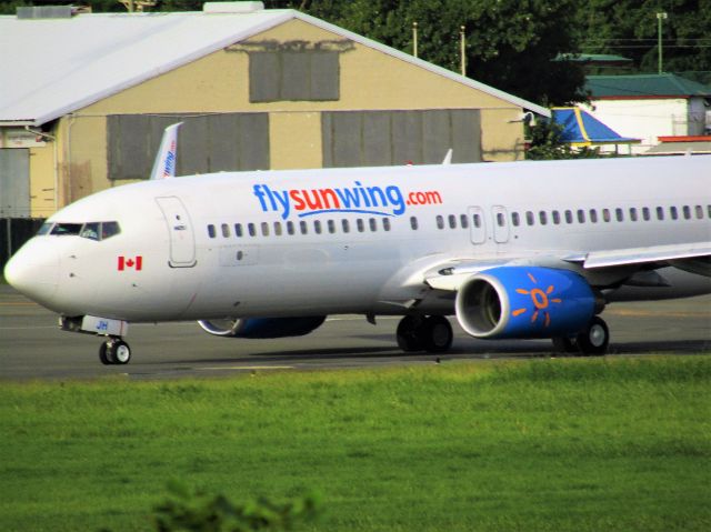 Boeing 737-800 (C-FTJH)