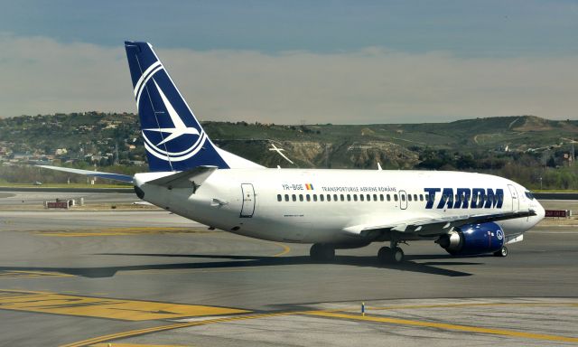 BOEING 737-300 (YR-BGE) - TAROM Boeing 737-38J YR-BGE in Madrid Barajas