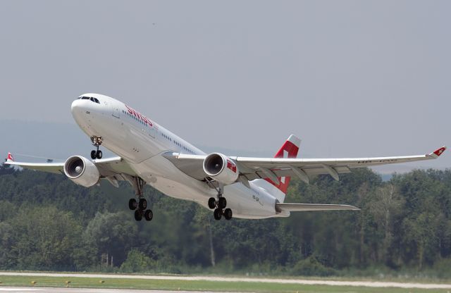 Airbus A330-200 (HB-IQP)