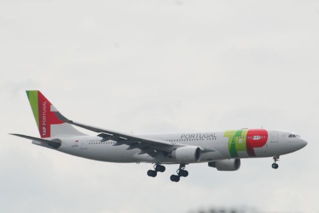 Airbus A330-200 (CS-TOE)