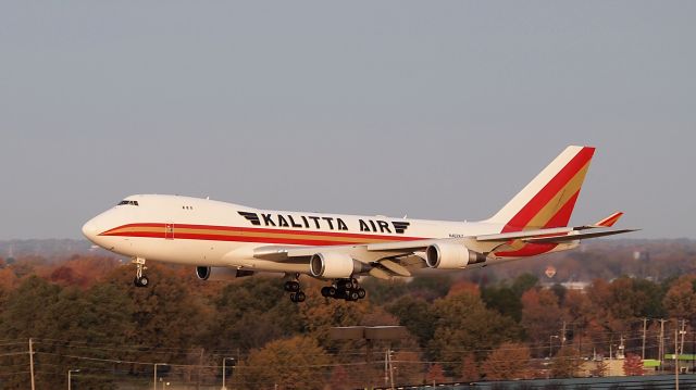 Boeing 747-400 (N402KZ) - Short final to 18R.