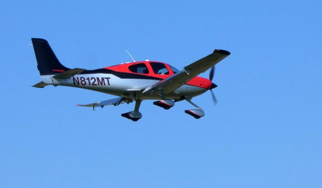 Cirrus SR22 Turbo (N812MT) - On final is this 2015 Cirrus Turbo SR22T in the Summer of 2019.