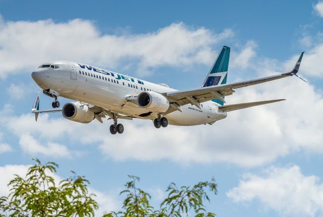 Boeing 737-800 (C-GZWS) - WJA546 arrives from Winnipeg and is about to land on runway 05 at YYZ