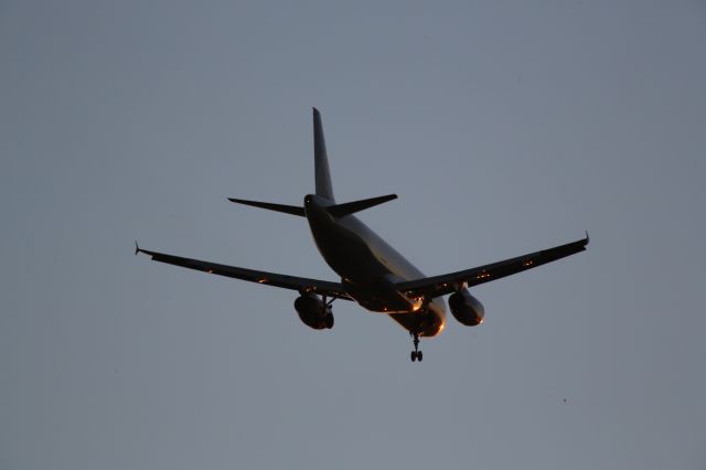 Airbus A320 (N498UA)