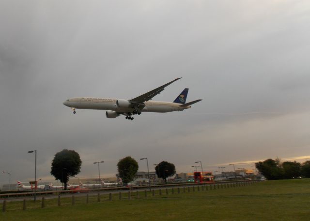 Boeing 777-200 (HZ-AK17)