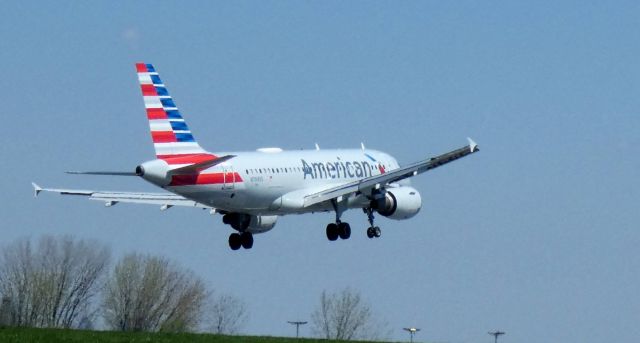 Airbus A319 (N704US) - About to touch down is this 1998 American Airlines Airbus 319-112 in the Spring of 2023.