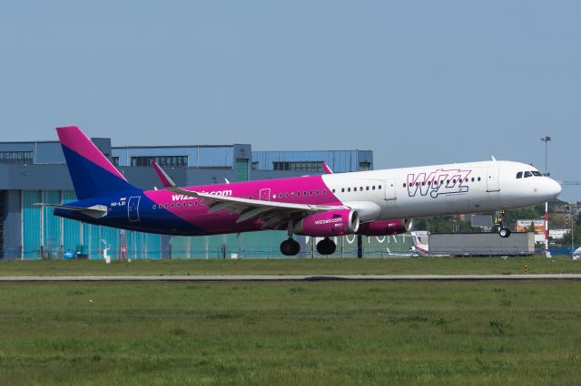 Airbus A321 (HA-LXI) - WAW SPOTTING