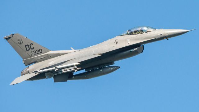 Lockheed F-16 Fighting Falcon (87-0320) - SCARY31 banking out of Andrews