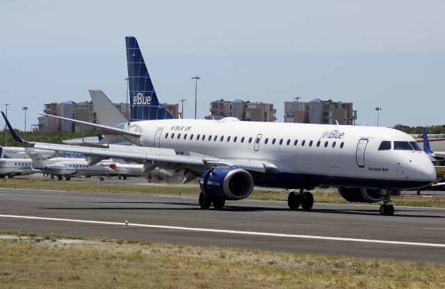 Airbus A320 (N198JB)