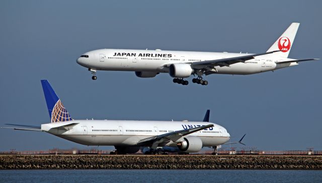 BOEING 777-300ER (JA738J)