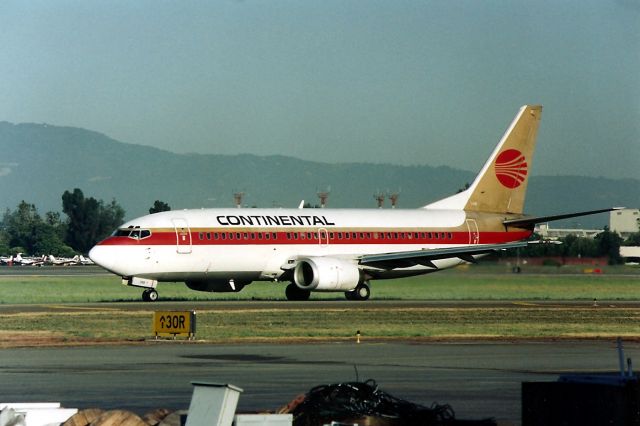 BOEING 737-300 (N69348) - KSJC- classic paint scheme for Continental on this newer 737 300 series as it taxis to 30 L for a flight to Denver Stapleton. Photo date approximate as early 1990 s