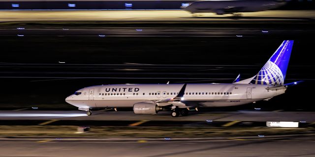 Boeing 737-800 (N33262) - Nikon D750, 1/10s, ISO 6400.