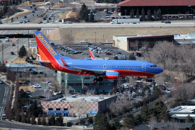 Boeing 737-700 (N261WN) - Viewed from Rattlesnake Mountain on its short final to RTIAs 34L.