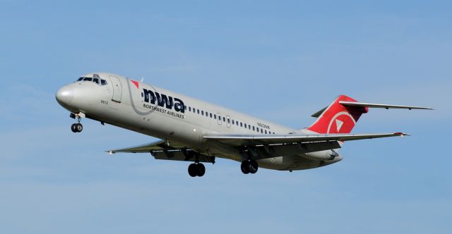 McDonnell Douglas DC-9-30 (N613NW)