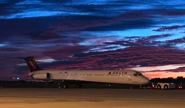 McDonnell Douglas MD-88 (N996DL) - Sunsets in the upstate of South Carolina never disappoint!