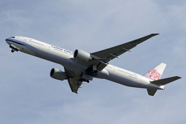 BOEING 777-300 (B-18002)