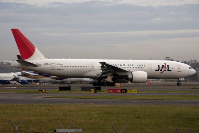 Boeing 777-200 (JA704J) - 13 OCT 2010