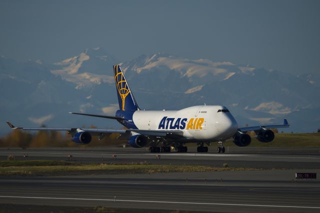 Boeing 747-400 (N472MC)