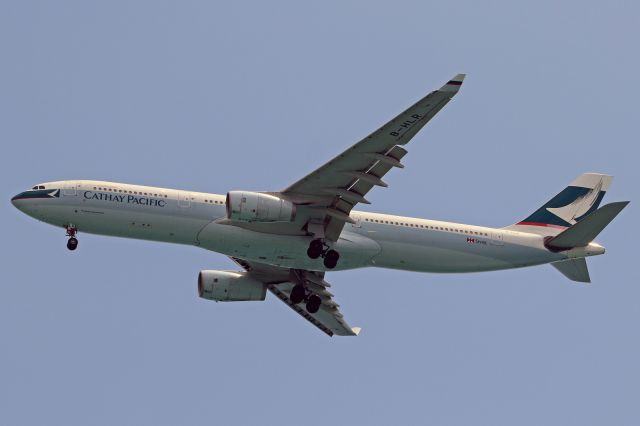 Airbus A330-300 (B-HLR)