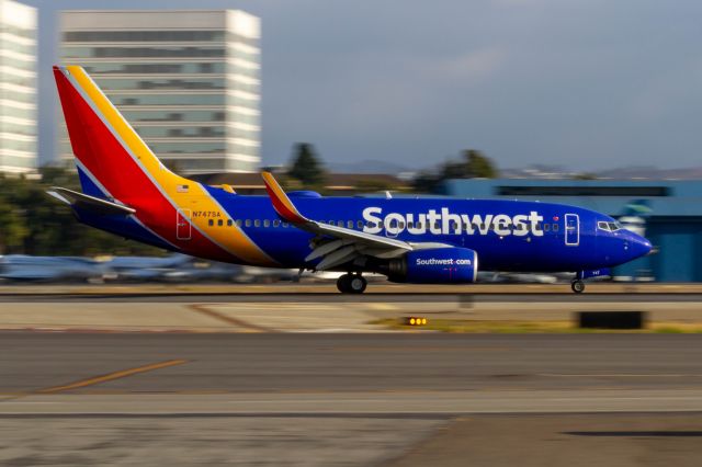 Boeing 737-700 (N747SA)