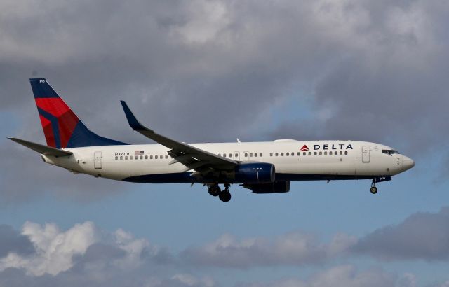 Boeing 737-800 (N37700)