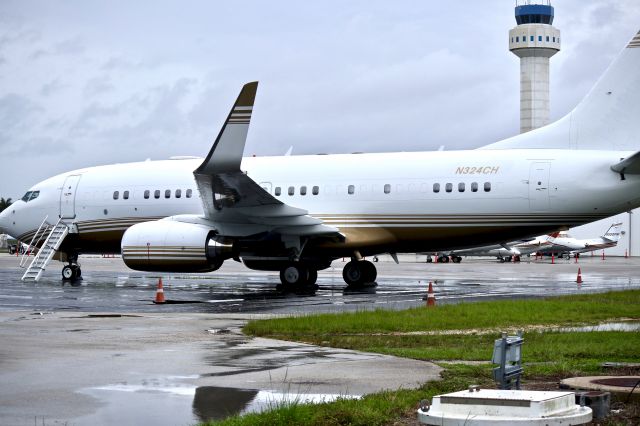 Boeing 737-700 (N324CH)