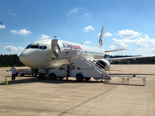 BOEING 737-400 (N148AS) - Furman football charter.