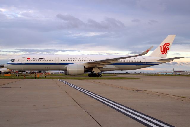 Airbus A350-900 (B-32AL) - Taxiing to Stand 231 on 11-Aug-23 operating flight CCA855 from ZBAA.