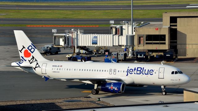 Airbus A320 (N586JB)