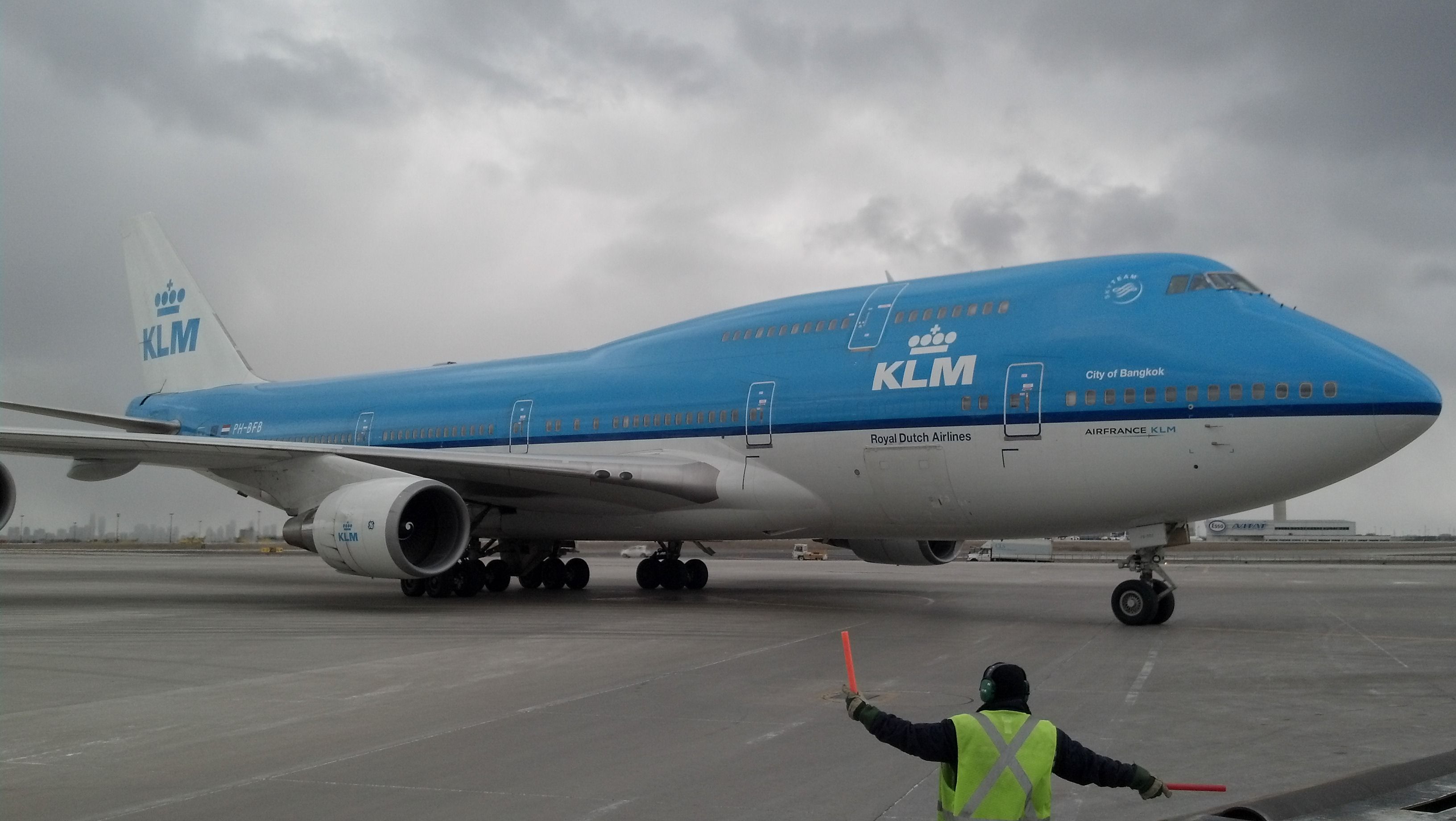 Boeing 747-400 (PH-BFB) - TAXI TO PARKING 4 OF 4