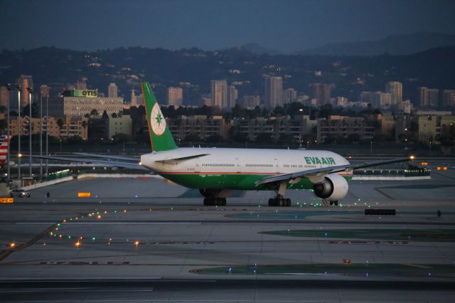 BOEING 777-300ER (B-16723)