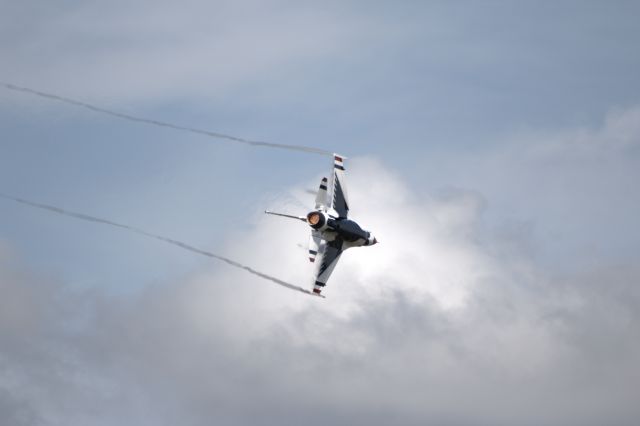 Lockheed F-16 Fighting Falcon (UNK) - Thunderbirds Solo F-16 turns, pulling some vapor on the wingtips and a nice heat signature off the afterburner at the Offutt Defenders of Freedom airshow, 2016.