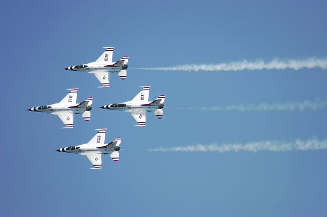— — - USAF Thunderbirds at Milwaukee Airfest 2011