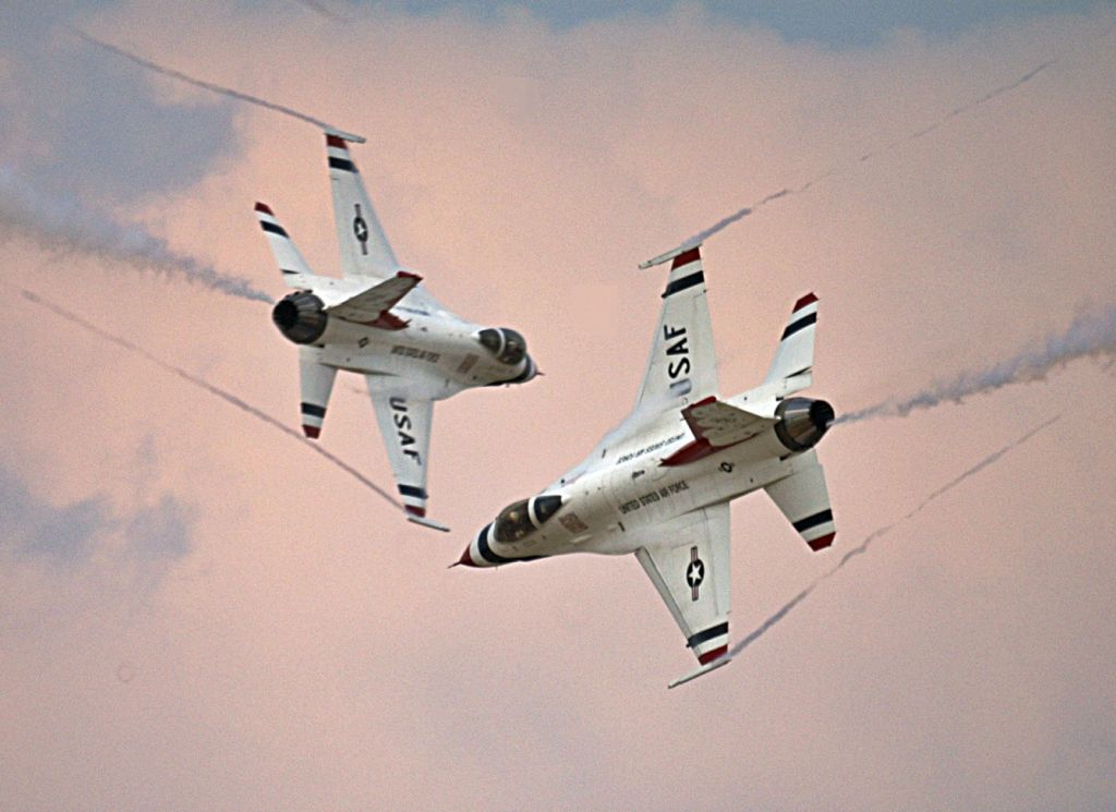 — — - General Dynamics F-16 Fighting Falcon USAF Thunderbirds