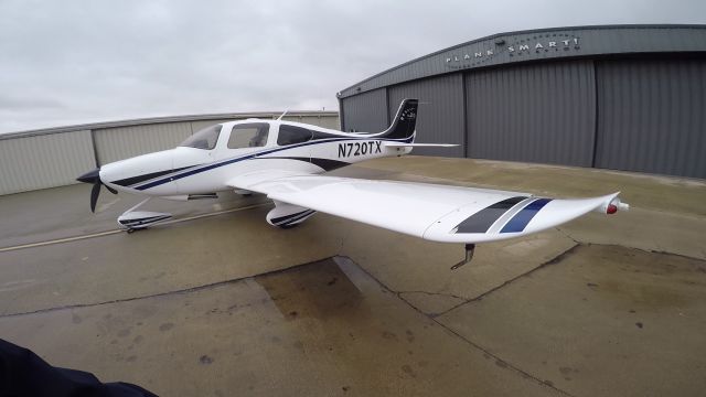 Cirrus SR-20 (N720TX) - PlaneSmart! Ramp @ KADS