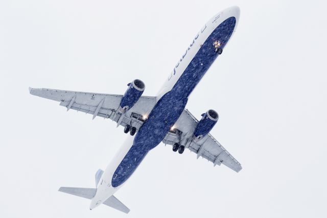 Airbus A321 (N948JB) - JetBlue A321 arrives during the first major snow fall of the season. 