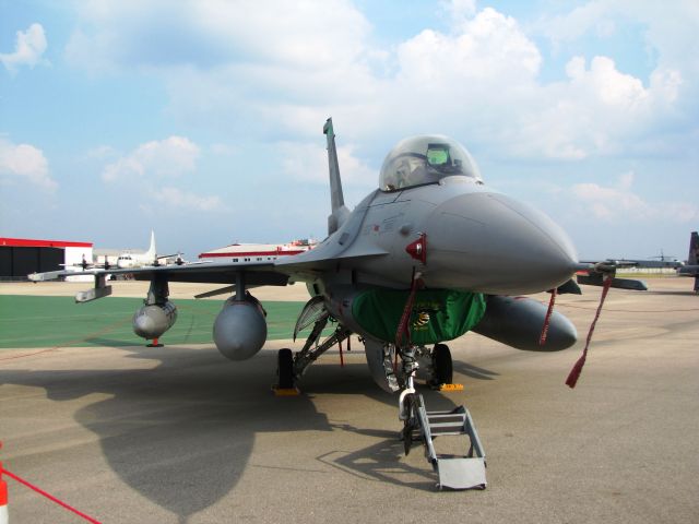 Lockheed F-16 Fighting Falcon —