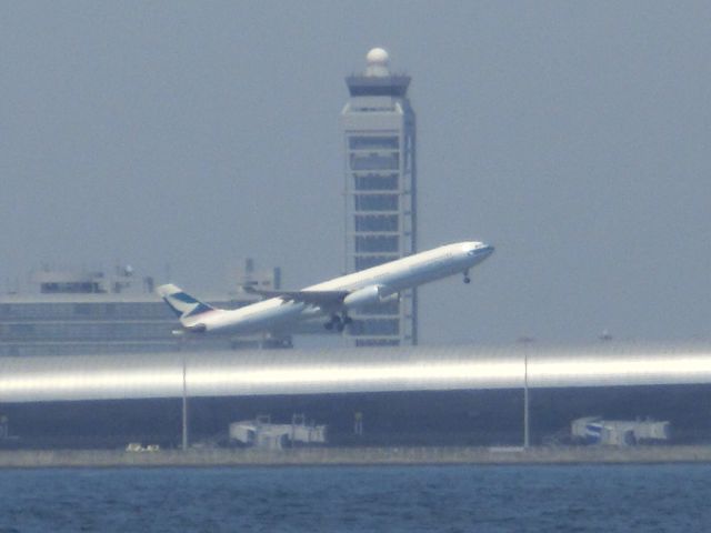 Boeing 777-200 — - 対岸から。