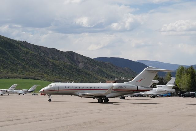 Bombardier Global 5000 (N504VJ) - VistaJet on the Aspen ramp