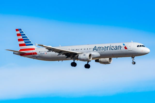 Airbus A321 (N196UW) - American Airlines A321 landing at DFW on 12/25/22. Taken with a Canon R7 and Tamron 70-200 G2 lens.