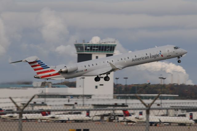 Canadair Regional Jet CRJ-200 (N569NN)