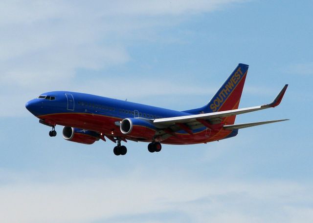 Boeing 737-700 (N749SW) - Landing on 13R at Love Field.