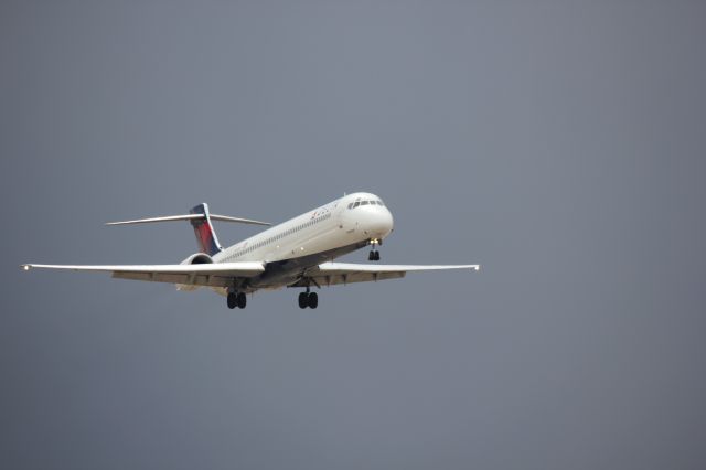 McDonnell Douglas MD-90 (N901DA)