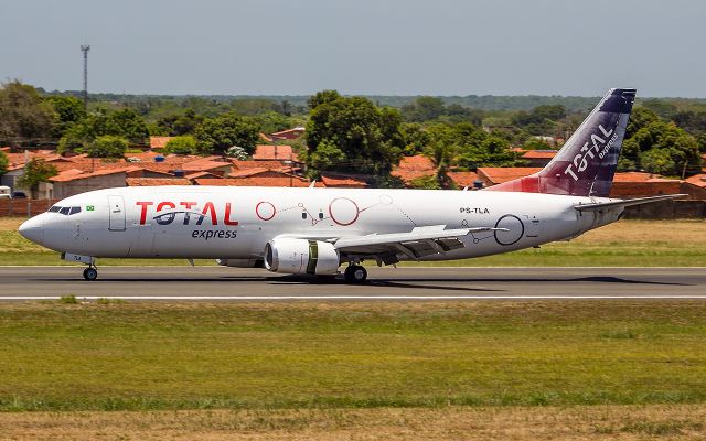 BOEING 737-400 (PS-TLA)