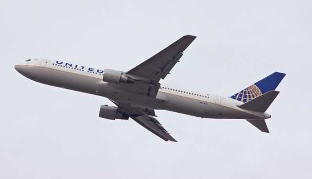 BOEING 767-300 (N643UA)