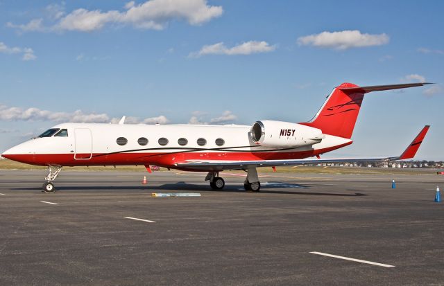 Gulfstream Aerospace Gulfstream IV (N15Y) - Sharp looking G4 on the Signature ramp