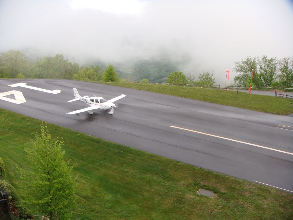 Cirrus SR-22 (N724SR) - Takeoff RWY14 at Mountain Air, NC