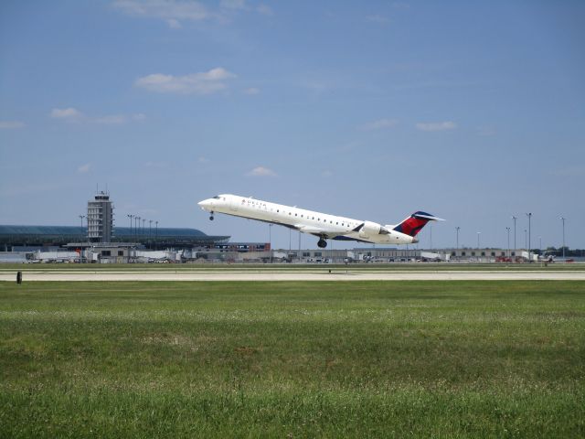 Canadair Regional Jet CRJ-700 (N752EV)