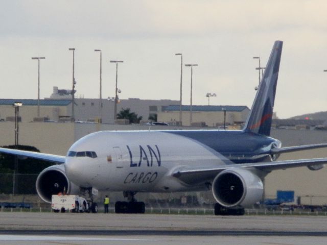 BOEING 777-200LR (N776LA) - Man and machine!
