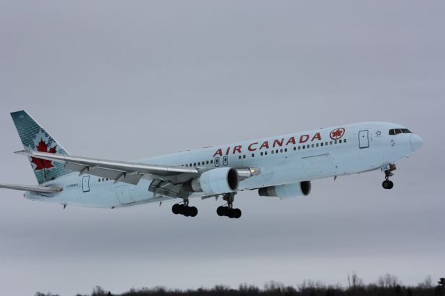 BOEING 767-300 (C-FMWV)